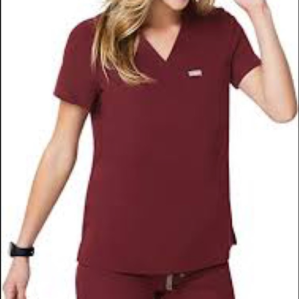 Figs women’s burgundy Catarina One pocket top